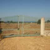 Torniamo cos� indietro, superiamo i residence precedenti fino a incontrare un grande cancello che fa da guardia a un campo incolto. Se fosse aperto sarebbe possibile arrivare sull�insenatura. Ma purtroppo � chiuso